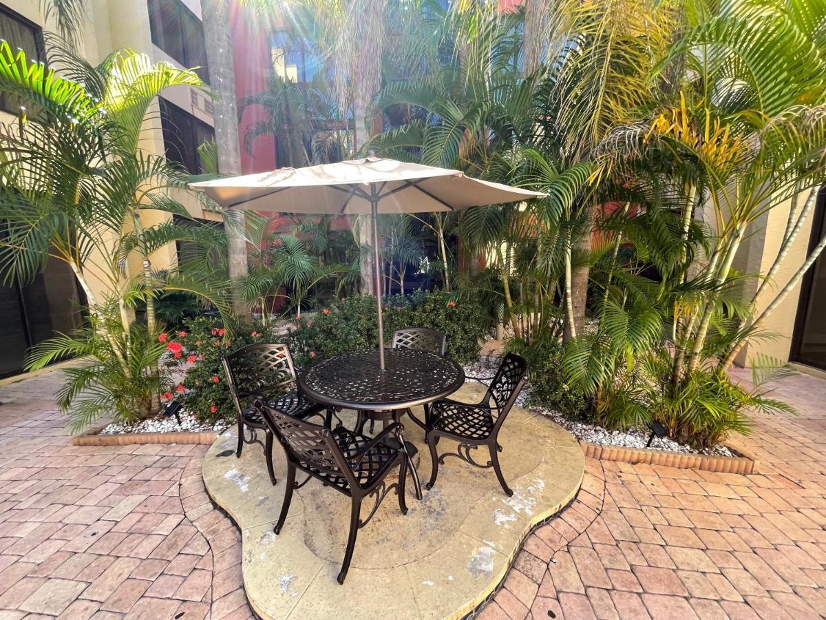 Tropical Palms Hotel Клируотер Экстерьер фото